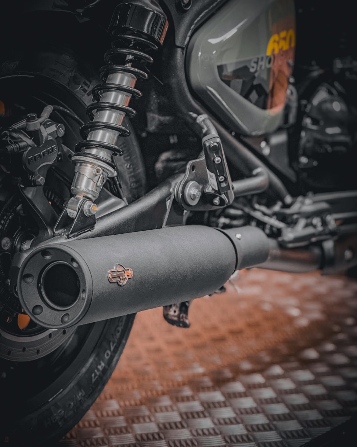 Ponteira para escapamento Customer instalada na Royal Enfield Shotgun 650