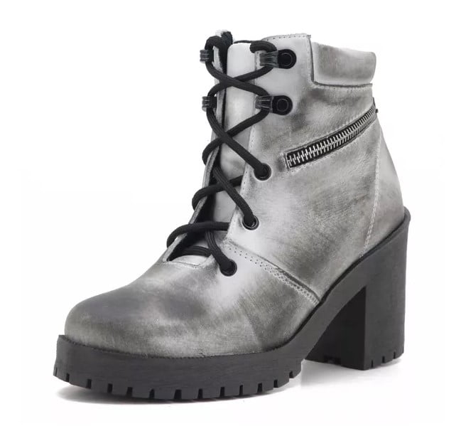 Bota Motociclista Feminina Com Cadarço Cano Curto Couro Branco Alvejado